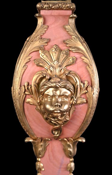 Fonderie Fumière & Cie, Lampe en marbre rose d’inspiration rocaille aux mascarons de bronze doré, vers 1906-1926-5