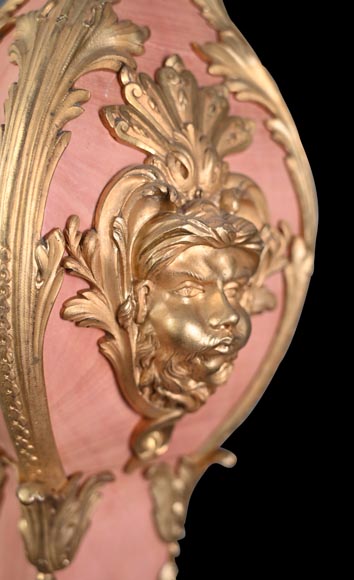 Fonderie Fumière & Cie, Lampe en marbre rose d’inspiration rocaille aux mascarons de bronze doré, vers 1906-1926-6