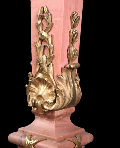 Fonderie Fumière & Cie, Lampe en marbre rose d’inspiration rocaille aux mascarons de bronze doré, vers 1906-1926-7