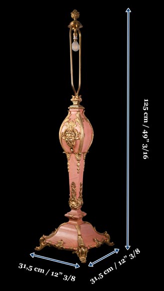 Fonderie Fumière & Cie, Lampe en marbre rose d’inspiration rocaille aux mascarons de bronze doré, vers 1906-1926-11