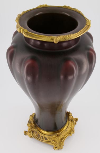 Eugène BAUDIN (att. à), Paire de vases en grès à monture de bronze doré-4
