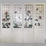 Porte quadruple coulissante aux vitraux ornés d'oiseaux et de végétaux