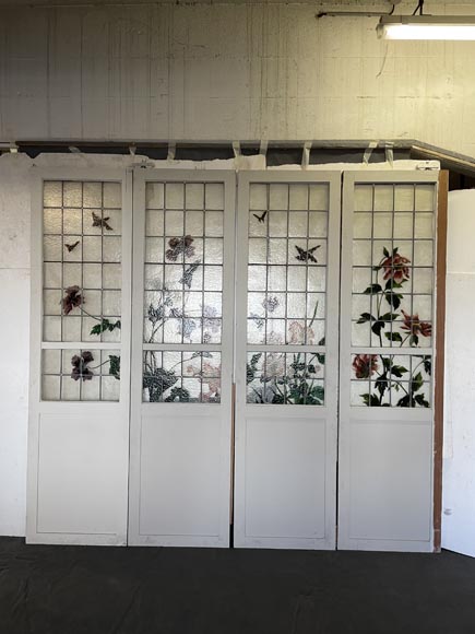 Porte quadruple coulissante aux vitraux ornés d'oiseaux et de végétaux-3