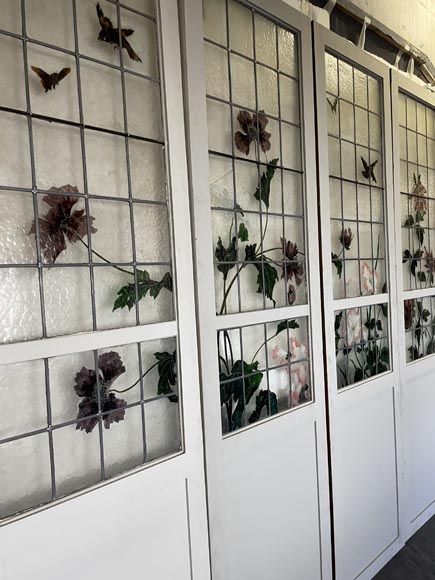 Porte quadruple coulissante aux vitraux ornés d'oiseaux et de végétaux-4