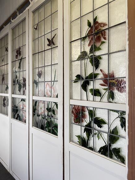 Porte quadruple coulissante aux vitraux ornés d'oiseaux et de végétaux-5