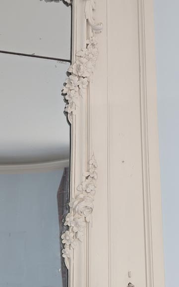 Trumeau d'époque Louis XV en bois sculpté peint au décor de guirlandes de fleurs-6