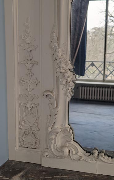 Trumeau d'époque Louis XV en bois sculpté peint au décor de guirlandes de fleurs-7