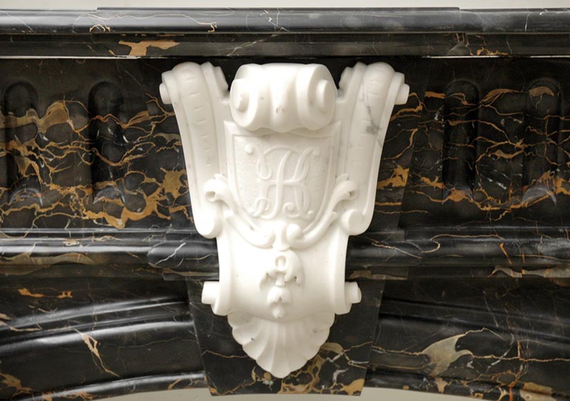 Cheminée Napoléon III en marbres Portor et Statuaire de Carrare à colonnes corinthiennes-1