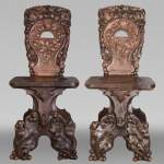 Sièges en bois sculpté