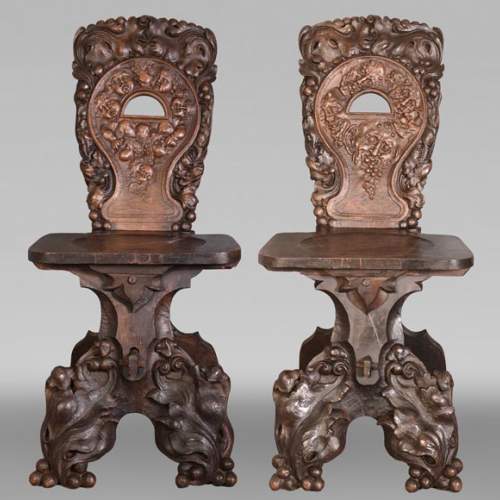 Sièges en bois sculpté