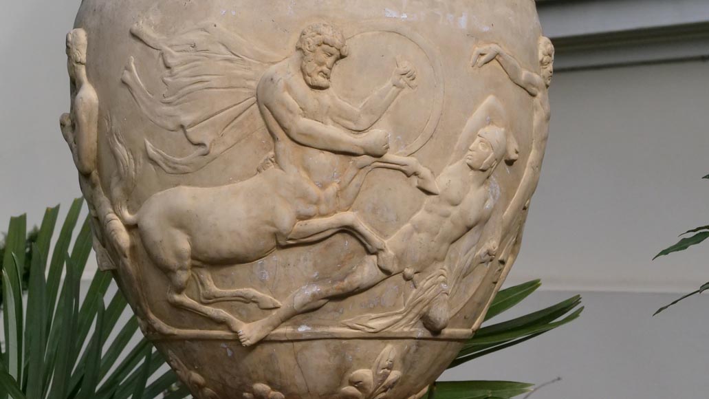 Grand vase de style grec en fonte peinte-5