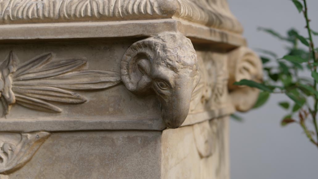 Grand vase de style grec en fonte peinte-9