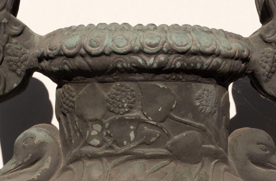 Vase de style grec et son socle egyptisant, fonte de fer-5