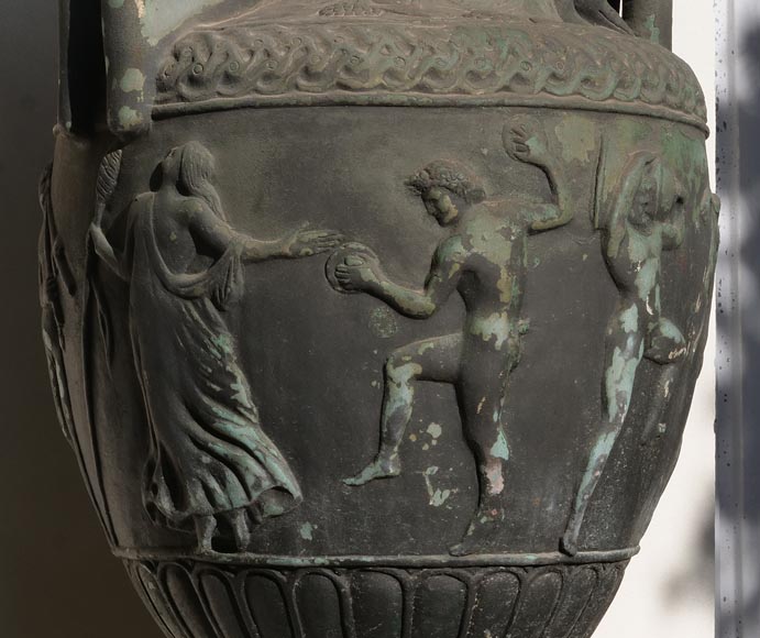 Vase de style grec et son socle egyptisant, fonte de fer-6