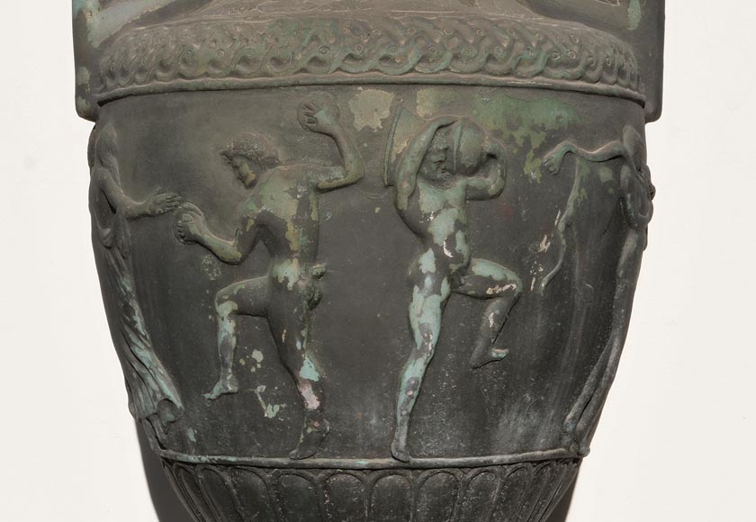 Vase de style grec et son socle egyptisant, fonte de fer-8