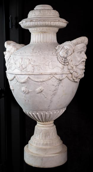 Paire de grands vases en marbre aux décors de masques de théâtre-2