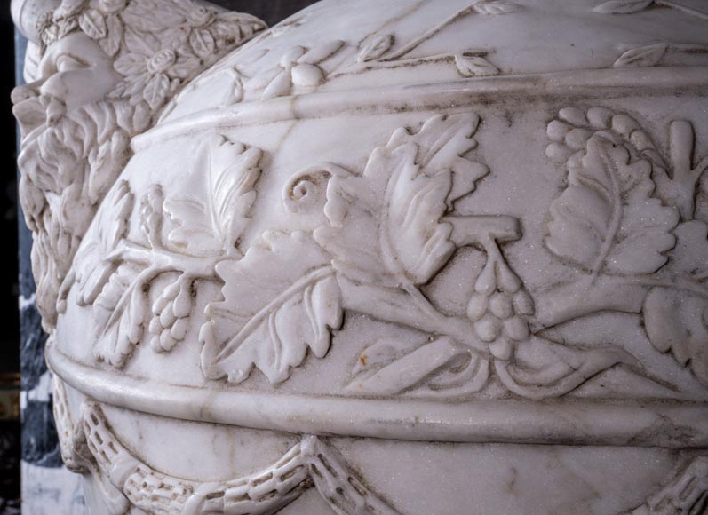Paire de grands vases en marbre aux décors de masques de théâtre-6