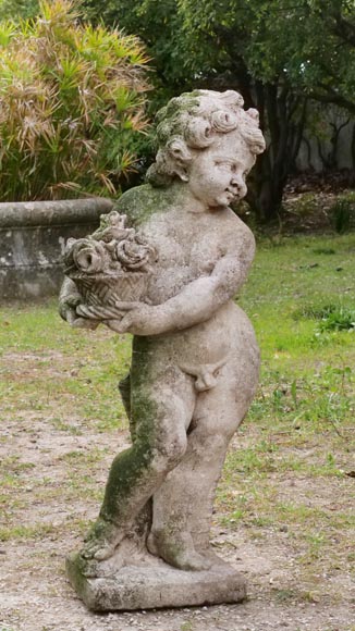 Sculpture d’un putto au panier fleuri en pierre composite-1