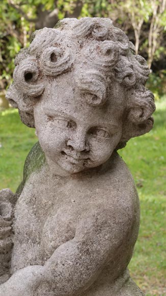 Sculpture d’un putto au panier fleuri en pierre composite-2