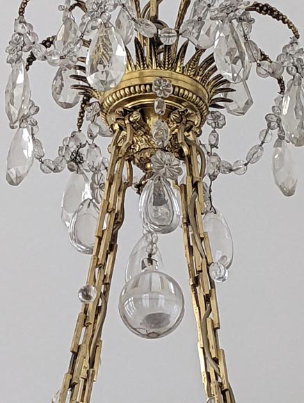 Lustre de style Louis XVI en bronze doré et cristaux orné de têtes de béliers-4