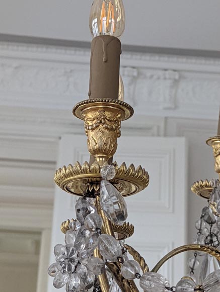 Lustre de style Louis XVI en bronze doré et cristaux orné de têtes de béliers-7