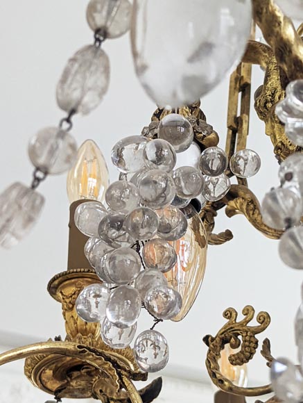 Lustre de style Louis XVI en bronze doré et cristaux orné de têtes de béliers-10