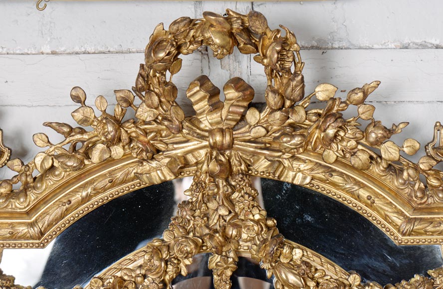 Miroir doré aux guirlandes de fleurs de style Louis XVI à parcloses et verre biseauté-1