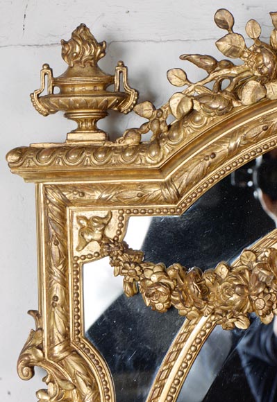 Miroir doré aux guirlandes de fleurs de style Louis XVI à parcloses et verre biseauté-2