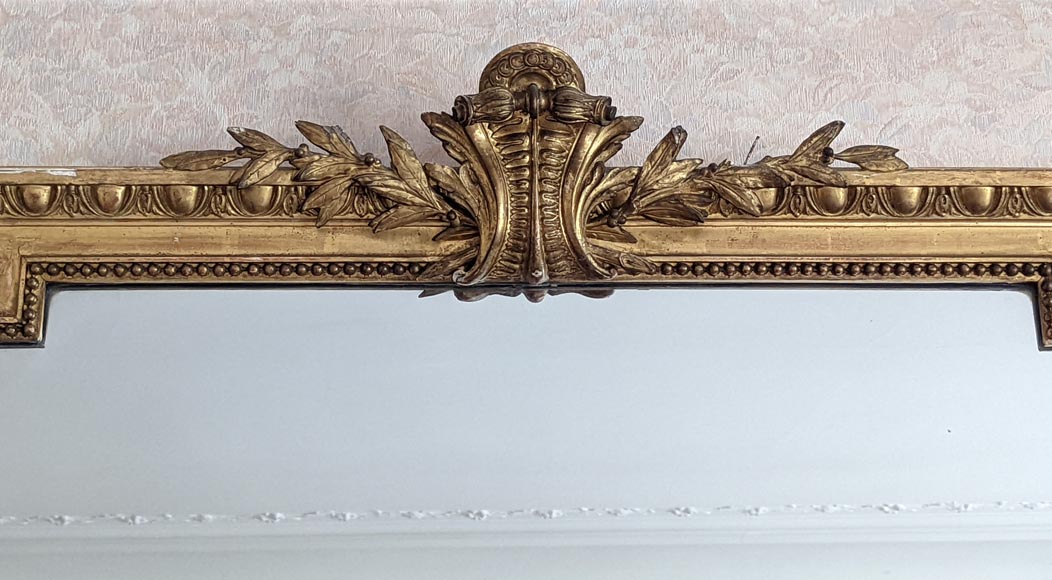 Trumeau doré de style Louis XVI à feuilles de laurier-1