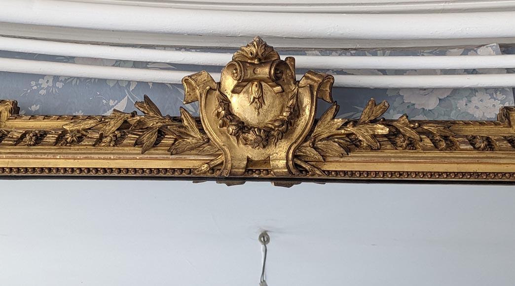 Trumeau doré de style Napoléon III au médaillon-1