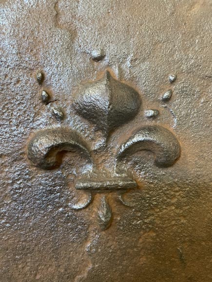 Petite plaque de cheminée aux trois fleurs de lys-4