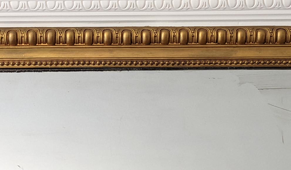 Grand trumeau de style Louis XVI à frise d'oves et de perles, peinture dorée-1