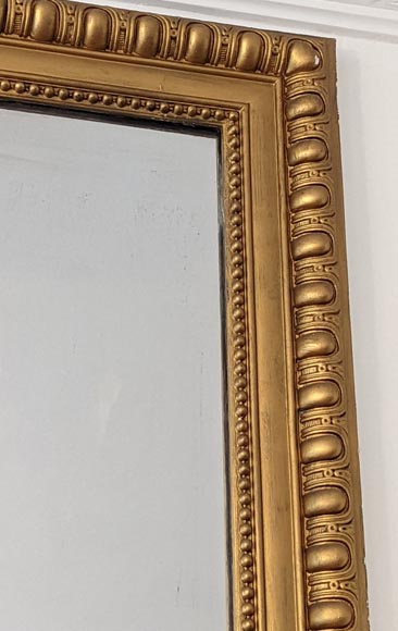 Grand trumeau de style Louis XVI à frise d'oves et de perles, peinture dorée-2