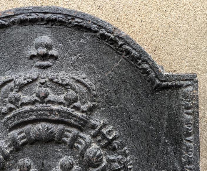 Plaque de cheminée du XIXe siècle aux armes de France et colliers de l’ordre de Saint Michel et du Saint-Esprit-3