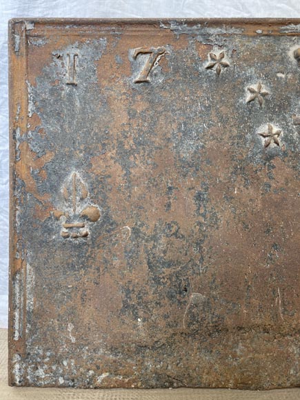 Grande plaque de cheminée à la fleur de lys, datée 1772-1