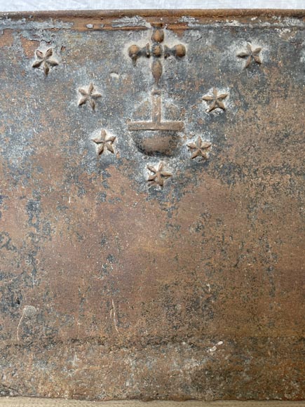 Grande plaque de cheminée à la fleur de lys, datée 1772-2