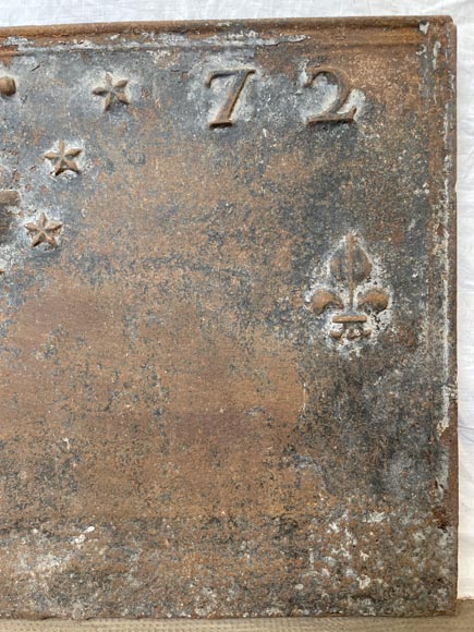 Grande plaque de cheminée à la fleur de lys, datée 1772-3