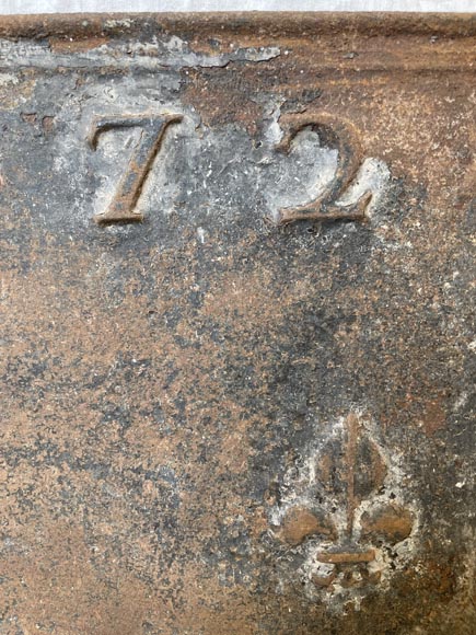 Grande plaque de cheminée à la fleur de lys, datée 1772-6