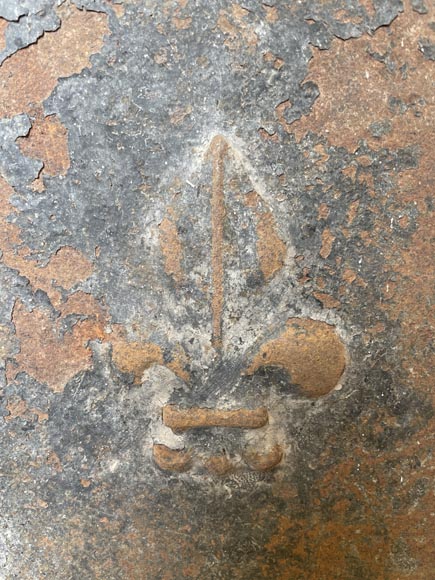 Grande plaque de cheminée à la fleur de lys, datée 1772-7