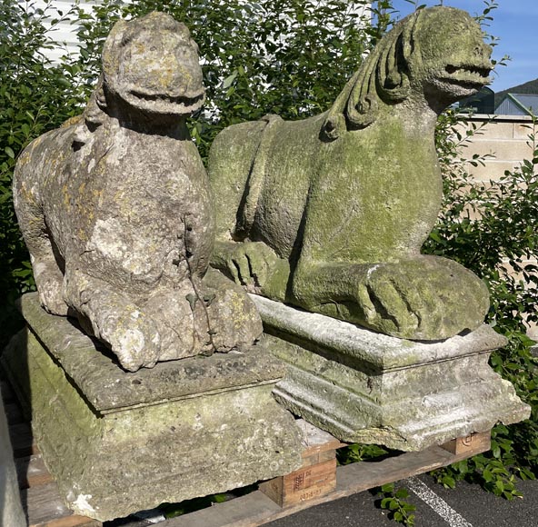 Paire de lions en pierre d'époque médiévale-3