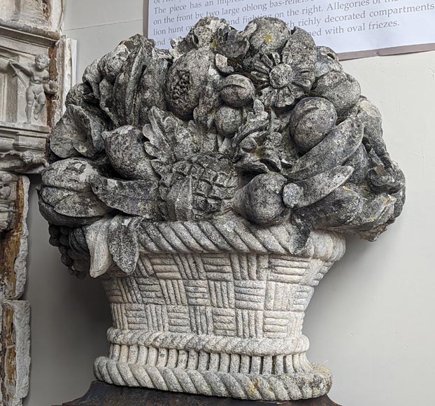 Importante paire de paniers de fruits en pierre sculpté-8