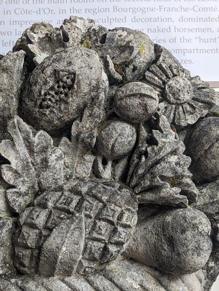 Importante paire de paniers de fruits en pierre sculpté-10
