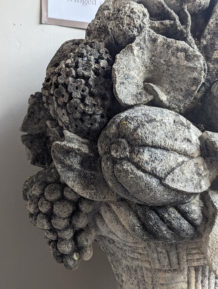 Importante paire de paniers de fruits en pierre sculpté-11