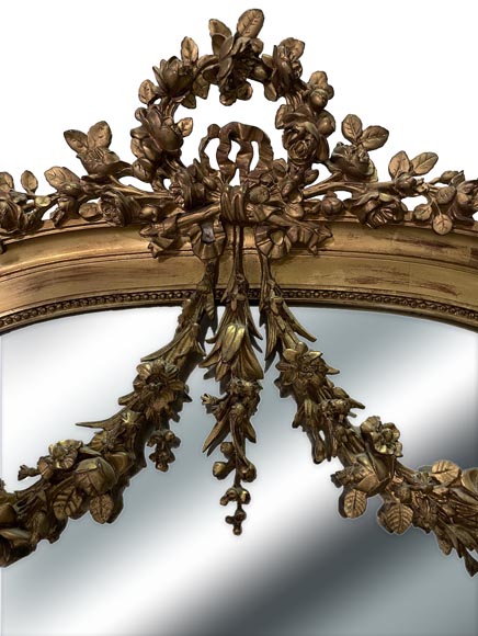 Trumeau doré de style Napoléon III aux pilastres et orné de guirlandes de fleurs-1