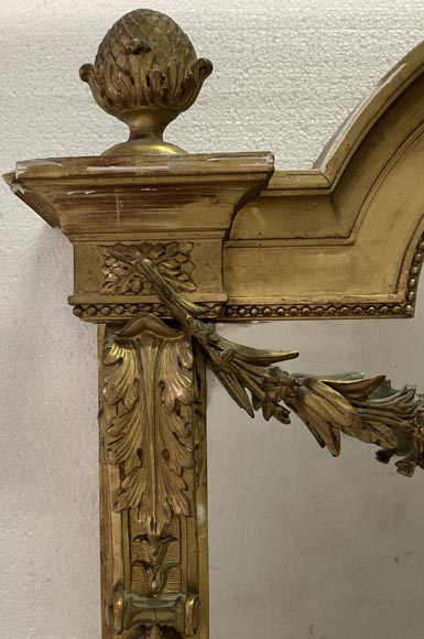 Trumeau doré de style Napoléon III aux pilastres et orné de guirlandes de fleurs-3