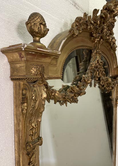 Trumeau doré de style Napoléon III aux pilastres et orné de guirlandes de fleurs-4