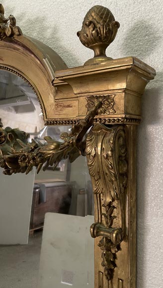 Trumeau doré de style Napoléon III aux pilastres et orné de guirlandes de fleurs-6