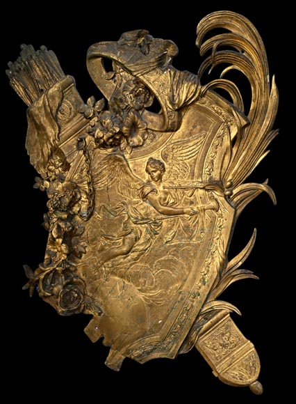 Union Centrale des Arts Décoratifs, plaque décorative en bronze doré en forme de bouclier, à la Victoire ailée et trophées d'armes-1