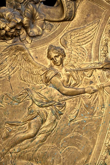 Union Centrale des Arts Décoratifs, plaque décorative en bronze doré en forme de bouclier, à la Victoire ailée et trophées d'armes-2