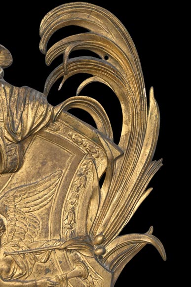 Union Centrale des Arts Décoratifs, plaque décorative en bronze doré en forme de bouclier, à la Victoire ailée et trophées d'armes-5